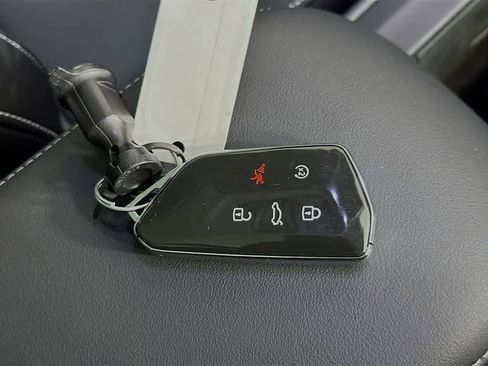 Used 2025 Volkswagen Tiguan SE w/ Panoramic Sunroof Package AWD/4WD image 21