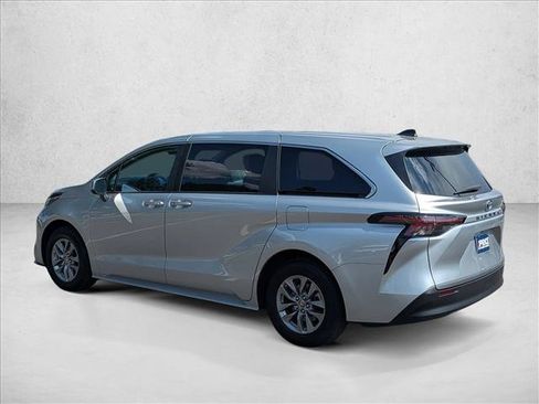 Used 2024 Toyota Sienna LE FWD image 8