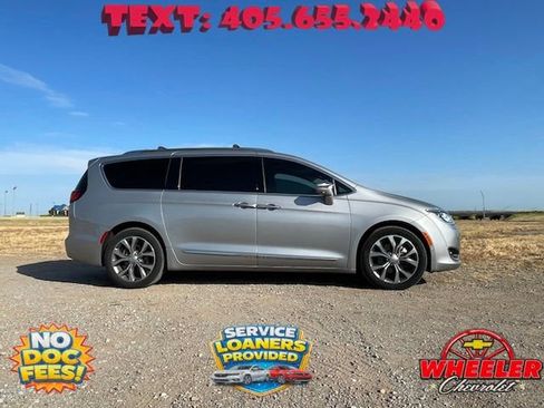 Used 2017 Chrysler Pacifica Limited FWD image 2