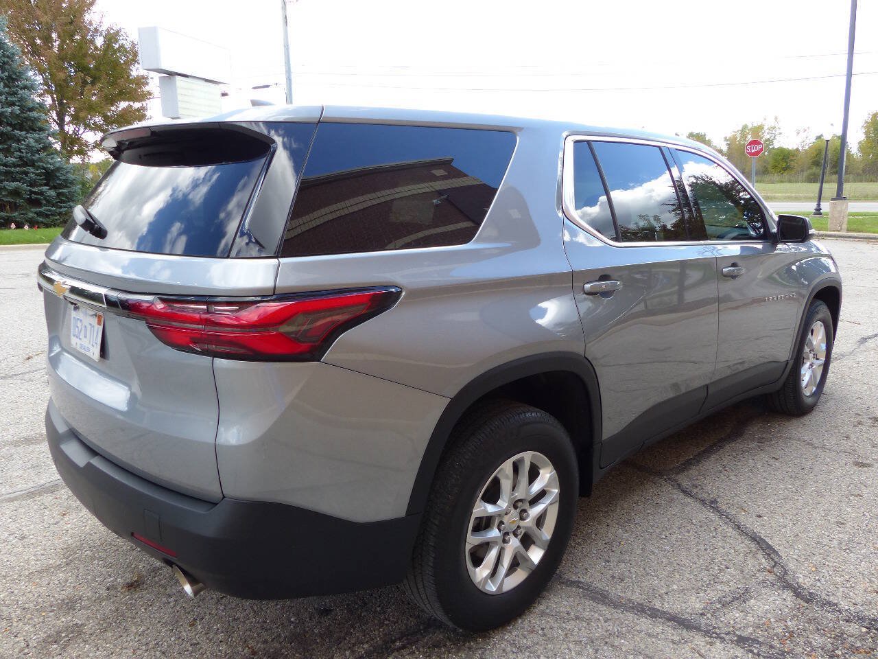 Used 2023 Chevrolet Traverse LS w/ Safety Package FWD image 11