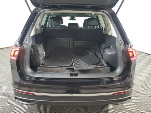 Used 2023 Volkswagen Tiguan SE w/ Panoramic Sunroof Package FWD image 8