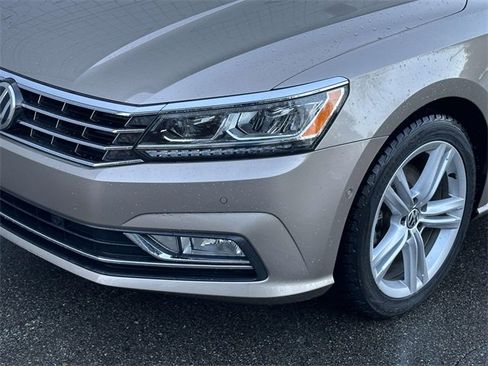 Used 2017 Volkswagen Passat 1.8T SEL Premium image 8