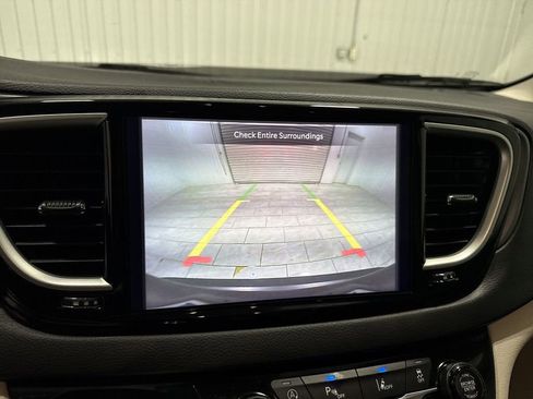 Used 2023 Chrysler Pacifica Touring-L image 15