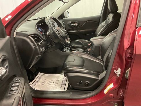 Used 2019 Jeep Cherokee Trailhawk w/ Cold Weather Group AWD/4WD image 4