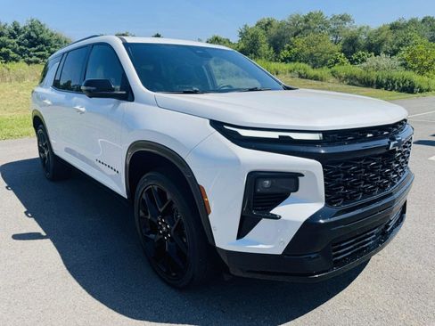 Used 2024 Chevrolet Traverse RS image 11