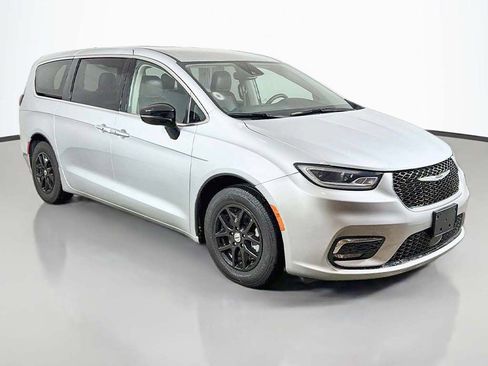 Used 2024 Chrysler Pacifica Touring-L FWD image 42