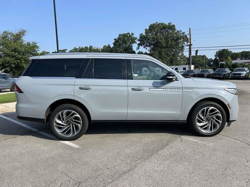 Used 2025 Lincoln Navigator Reserve AWD/4WD image 2