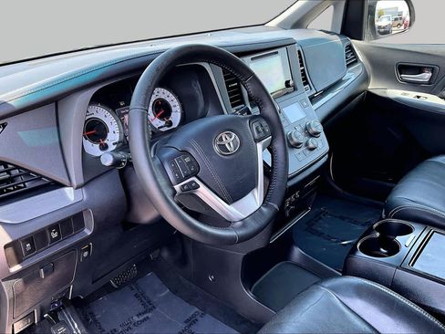Used 2016 Toyota Sienna SE w/ SE Preferred Package FWD image 17