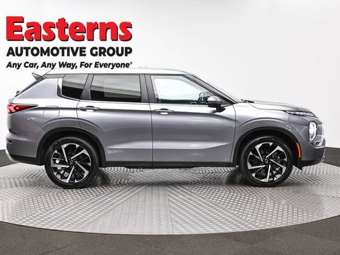 Used 2024 Mitsubishi Outlander SE image 3