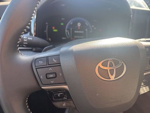 Used 2025 Toyota Camry SE w/ Convenience Package image 14