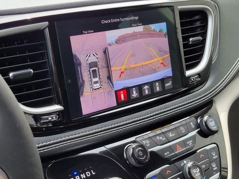 Used 2024 Chrysler Pacifica Touring-L w/ Uconnect Theater Family Group FWD image 14