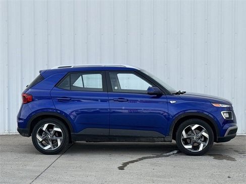 Used 2025 Hyundai Venue SEL image 3