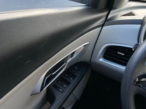 Used 2017 Chevrolet Equinox LS image 22