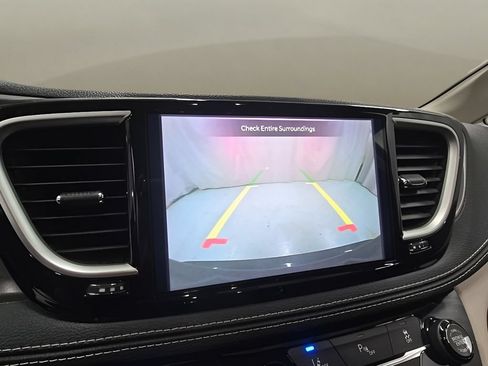 Used 2023 Chrysler Pacifica Touring-L FWD image 31
