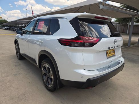 Certified 2026 Nissan Rogue SV FWD image 5