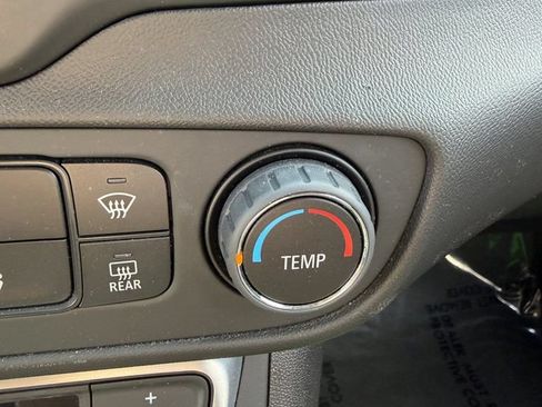 Used 2024 GMC Terrain SLE AWD/4WD image 16