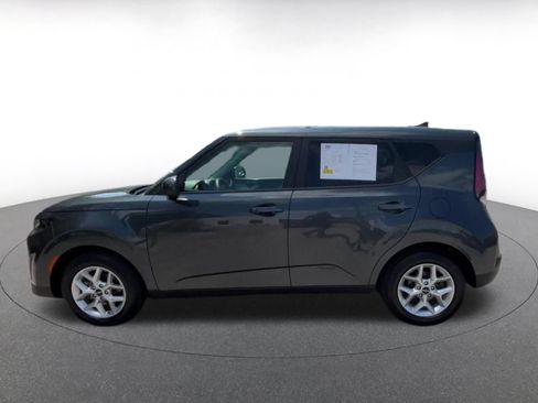 Used 2025 Kia Soul LX w/ LX Technology Package FWD image 9