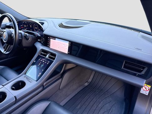 Used 2021 Porsche Taycan image 28