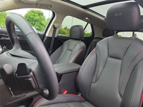Used 2023 Buick Envision Essence w/ Sport Touring Package AWD/4WD image 19