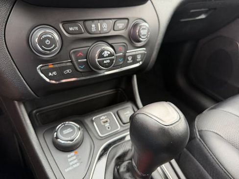 Used 2022 Jeep Cherokee Limited AWD/4WD image 22