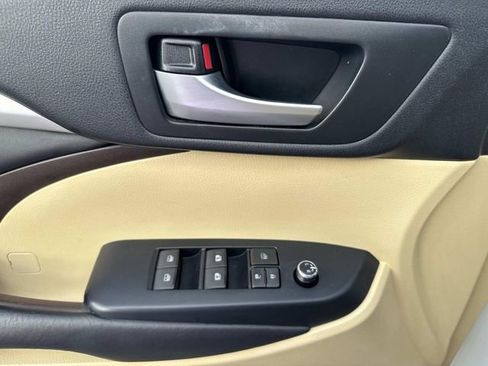 Used 2017 Toyota Highlander XLE image 22