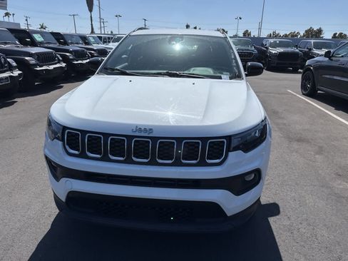 Used 2024 Jeep Compass Latitude AWD/4WD image 4