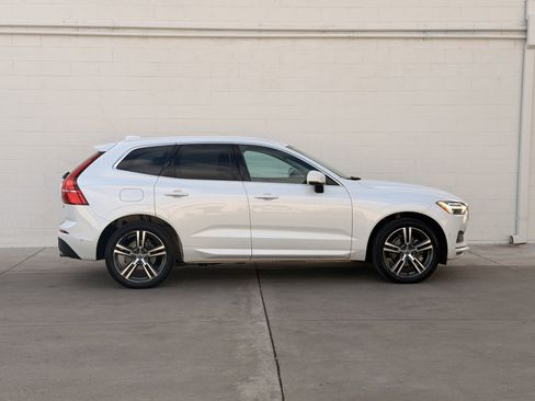 Used 2019 Volvo XC60 T5 Momentum w/ Multimedia Package image 3