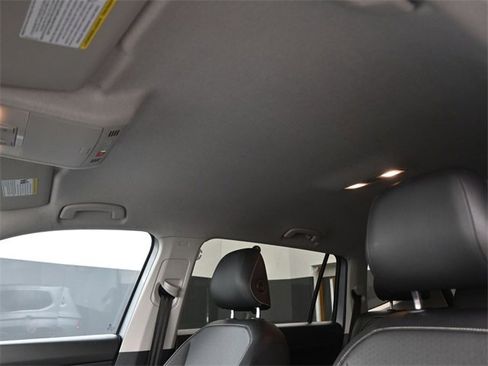 Used 2021 Volkswagen Tiguan SE image 2