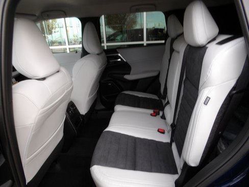 New 2025 Mitsubishi Outlander SE image 16