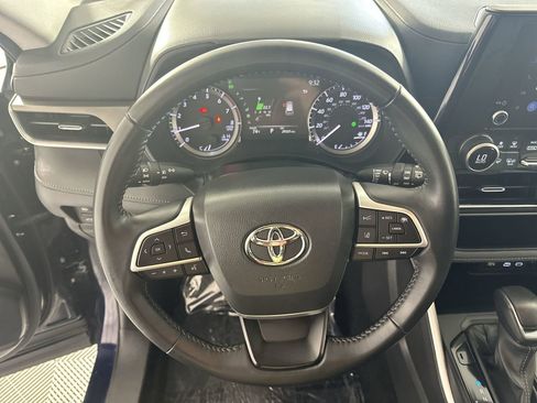 Used 2025 Toyota Highlander LE FWD image 14