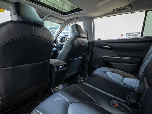 Certified 2022 Toyota Highlander XLE image 30