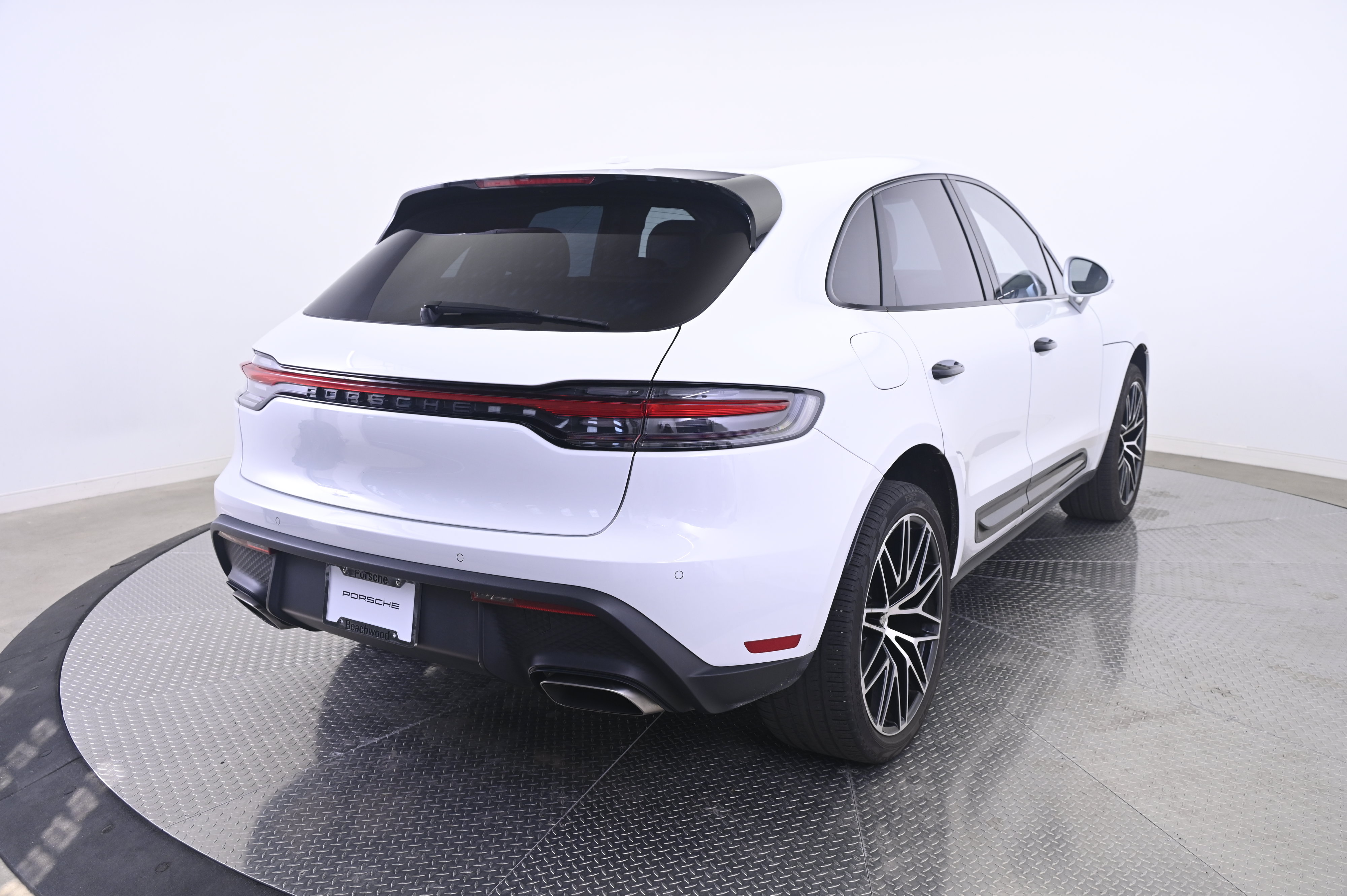 Certified 2024 Porsche Macan AWD/4WD image 7