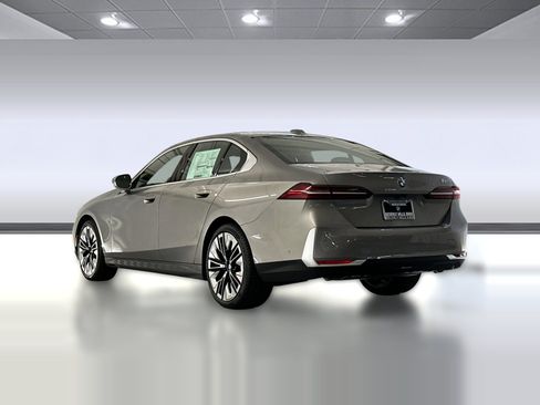 Used 2026 BMW 530i w/ Premium Package RWD image 3
