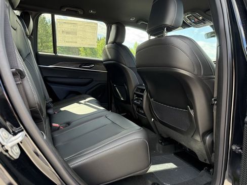 New 2025 Jeep Grand Cherokee Limited w/ Black Appearance Package image 14