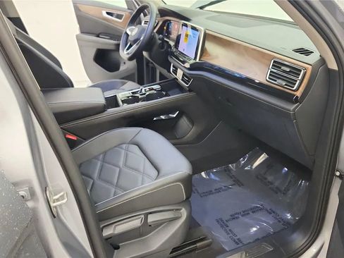 Used 2025 Volkswagen Atlas SE image 36