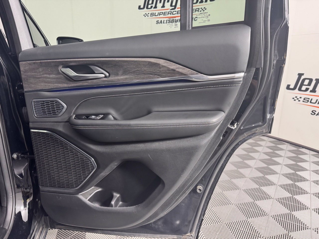Used 2023 Jeep Grand Cherokee Overland AWD/4WD image 36