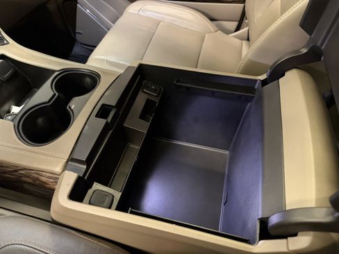 Used 2018 GMC Yukon SLT w/ Premium Edition image 18