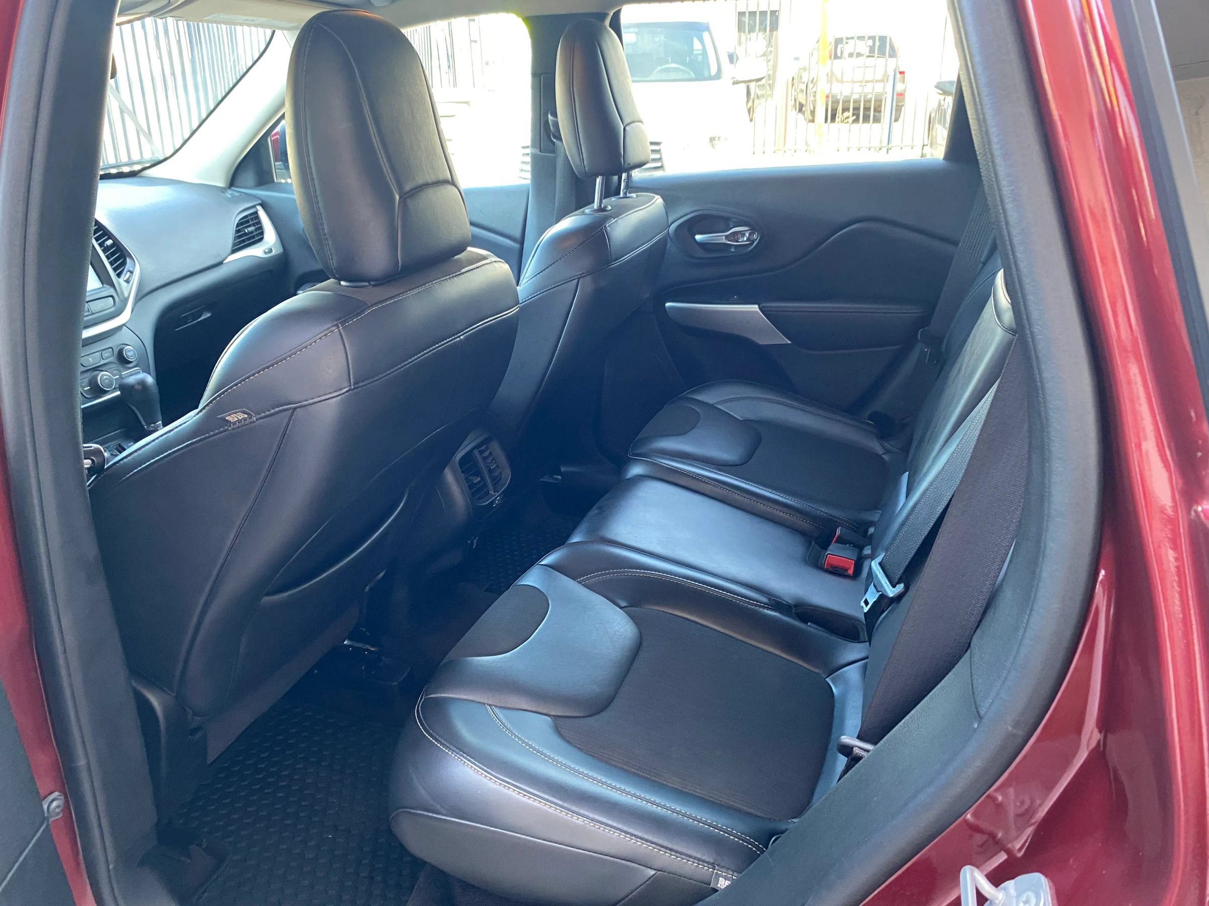 Used 2018 Jeep Cherokee Latitude Plus w/ Cold Weather Group AWD/4WD image 9