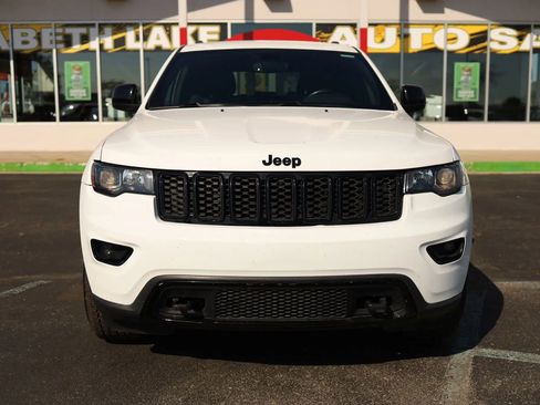 Used 2018 Jeep Grand Cherokee Laredo AWD/4WD image 2