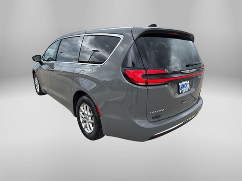 Used 2025 Chrysler Pacifica Select FWD image 3