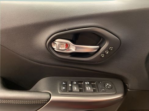Used 2019 Jeep Cherokee Limited w/ Luxury Group AWD/4WD image 18