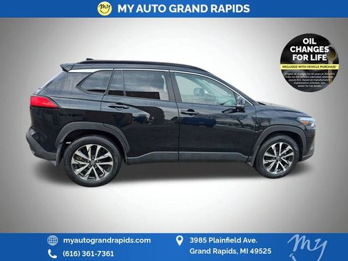 Used 2024 Toyota Corolla Cross XLE w/ Convenience Package image 8