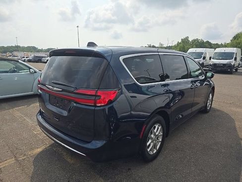 Used 2025 Chrysler Pacifica Select FWD image 4