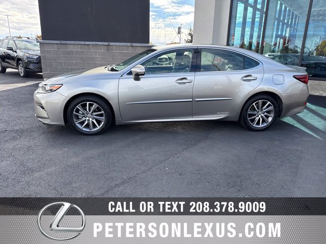 Used 2016 Lexus ES 300h w/ Luxury Package w/Wood Trim FWD image 3