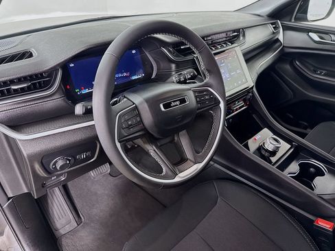 Used 2024 Jeep Grand Cherokee L Laredo image 10