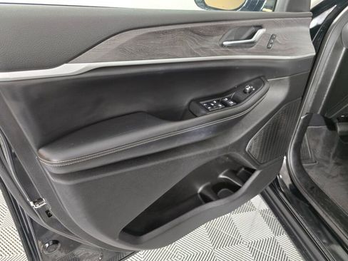 Used 2023 Jeep Grand Cherokee Limited w/ Black Appearance Package image 18