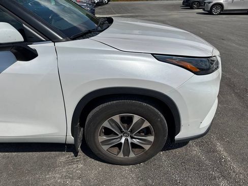 Used 2024 Toyota Highlander XLE AWD/4WD image 12