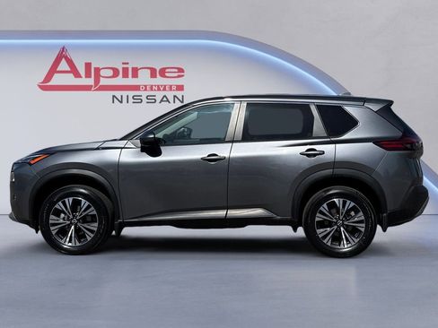 Used 2023 Nissan Rogue SV image 2