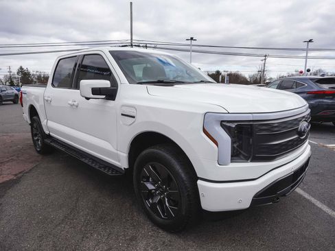 Used 2022 Ford F150 Lightning Lariat image 3
