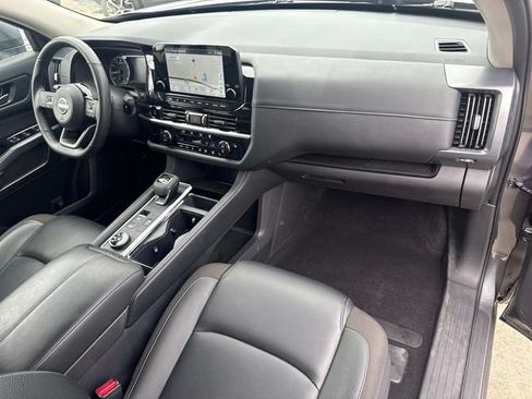 Used 2025 Nissan Pathfinder SL AWD/4WD image 19